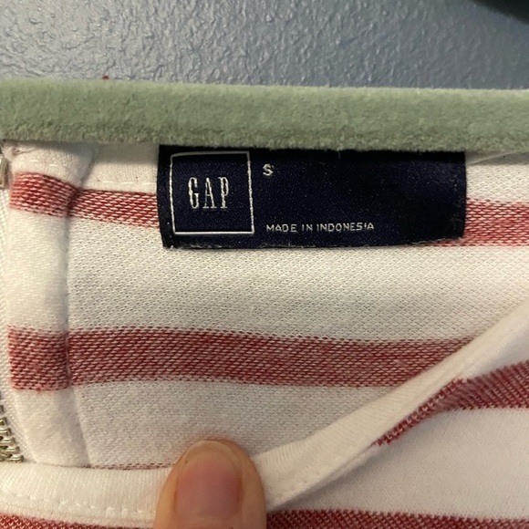 Gap red and white tee with zipper detail sz Small - Picture 5 of 5